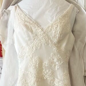 White by Vera Wang Wedding Dress – Size 4 – Elegant Lace & Tulle Overlay